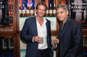 George Clooney y Rande Gerber presentando Casamigos