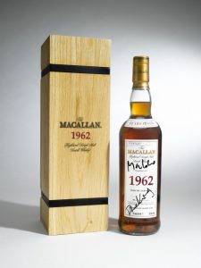 Próxima subasta del Macallan de James Bond 3 Macallan 1962 con firmas de actores de Skyfall