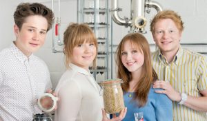 Los cuatro hermanos tras la ginebra Sibling Gin: Digby, Clarice, Cicely y Felix Elliott-Berry