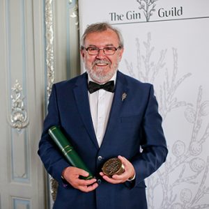 El Maestro Destilador de Tanqueray se retira con honores 3 Tom Nichol recogiendo el premio